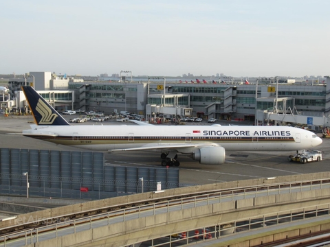 Singapore Airlines Boeing 777-312(ER) (9V-SWP) at  New York - John F. Kennedy International, United States