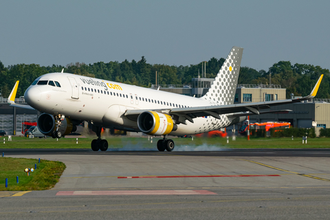 Vueling Airbus A320-214 (EC-MAN) at  Hamburg - Fuhlsbuettel (Helmut Schmidt), Germany