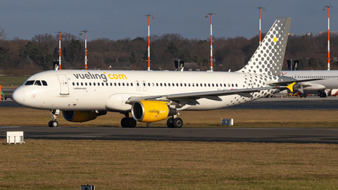 Vueling Airbus A320-214 (EC-MCU) at  Hamburg - Fuhlsbuettel (Helmut Schmidt), Germany