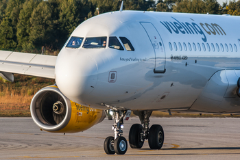 Vueling Airbus A320-232 (EC-MFM) at  Porto, Portugal