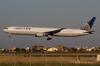 United Airlines Boeing 767-424(ER) (N66056) at  Rome - Fiumicino (Leonardo DaVinci), Italy