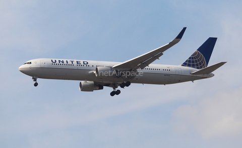 United Airlines Boeing 767-322(ER) (N675UA) at  Chicago - O'Hare International, United States