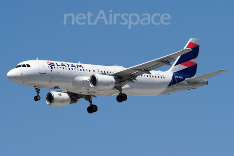 LATAM Airlines Brasil Airbus A320-214 (PR-MYN) at  Sao Paulo - Guarulhos - Andre Franco Montoro (Cumbica), Brazil