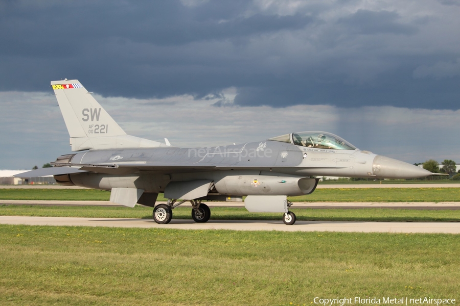 United States Air Force General Dynamics F-16CM Fighting Falcon (00-0221) | Photo 303853