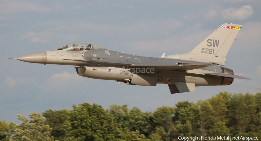 United States Air Force General Dynamics F-16CM Fighting Falcon (00-0221) | Photo 303855