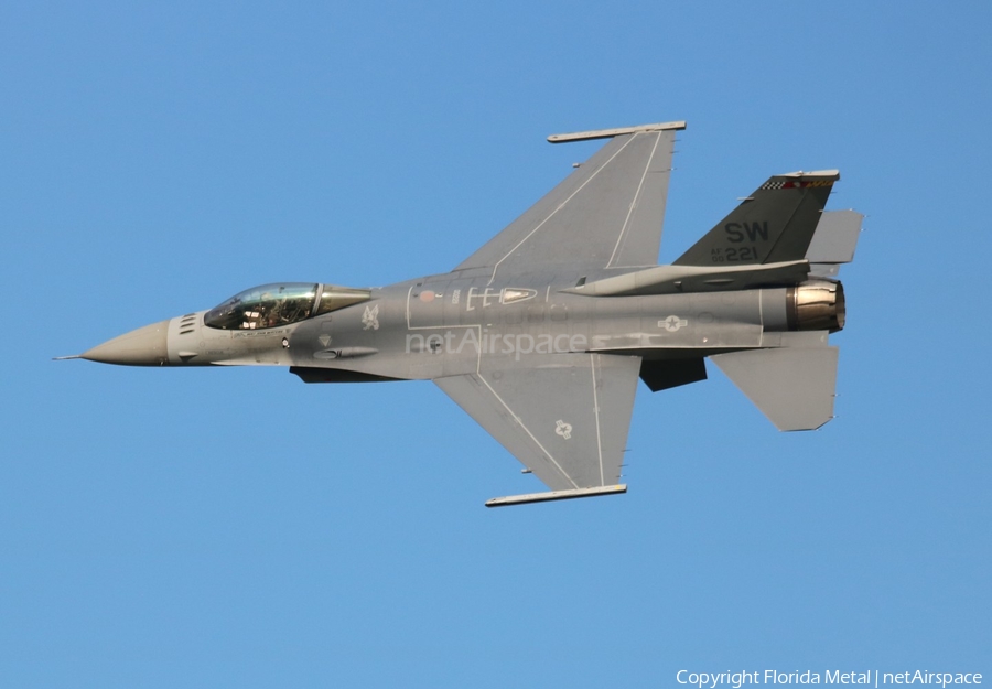 United States Air Force General Dynamics F-16CM Fighting Falcon (00-0221) | Photo 303857