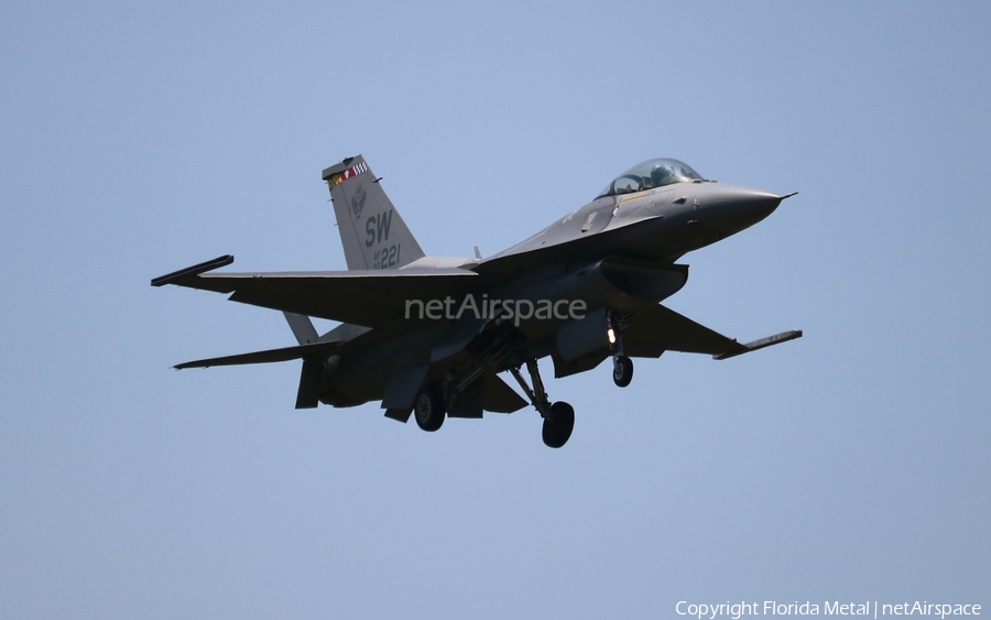 United States Air Force General Dynamics F-16CM Fighting Falcon (00-0221) | Photo 369694