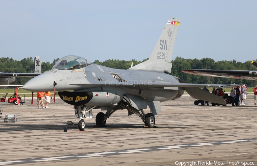 United States Air Force General Dynamics F-16CM Fighting Falcon (00-0221) | Photo 369699