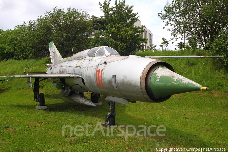 Polish Air Force (Siły Powietrzne) Mikoyan-Gurevich MiG-21PFL Fishbed-D (01) | Photo 326774