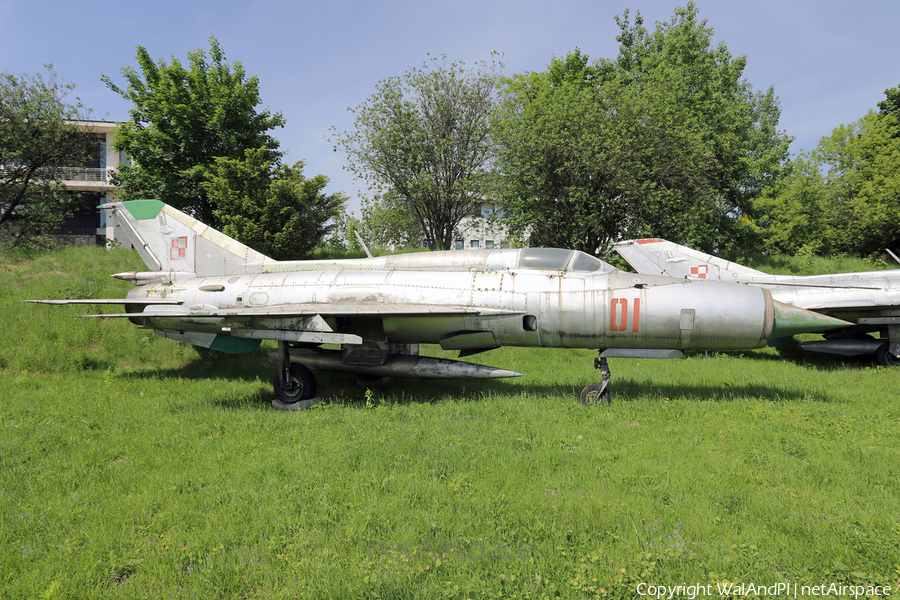 Polish Air Force (Siły Powietrzne) Sukhoi Su-7BM Fitter-A (01) | Photo 582413