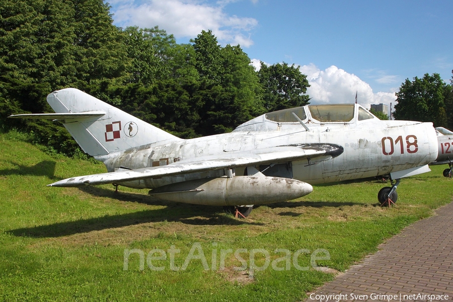 Polish Air Force (Siły Powietrzne) PZL-Mielec Lim-2SB Midget (MiG-15) (018) | Photo 331808