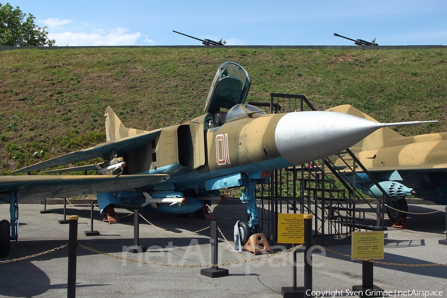 Soviet Union Air Force Mikoyan-Gurevich MiG-23MF Flogger-B (01 RED) | Photo 246923