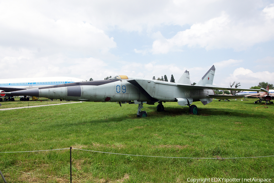 Russian Federation Air Force Mikoyan-Gurevich MiG-25RBT Foxbat-B (09 BLUE) | Photo 324246