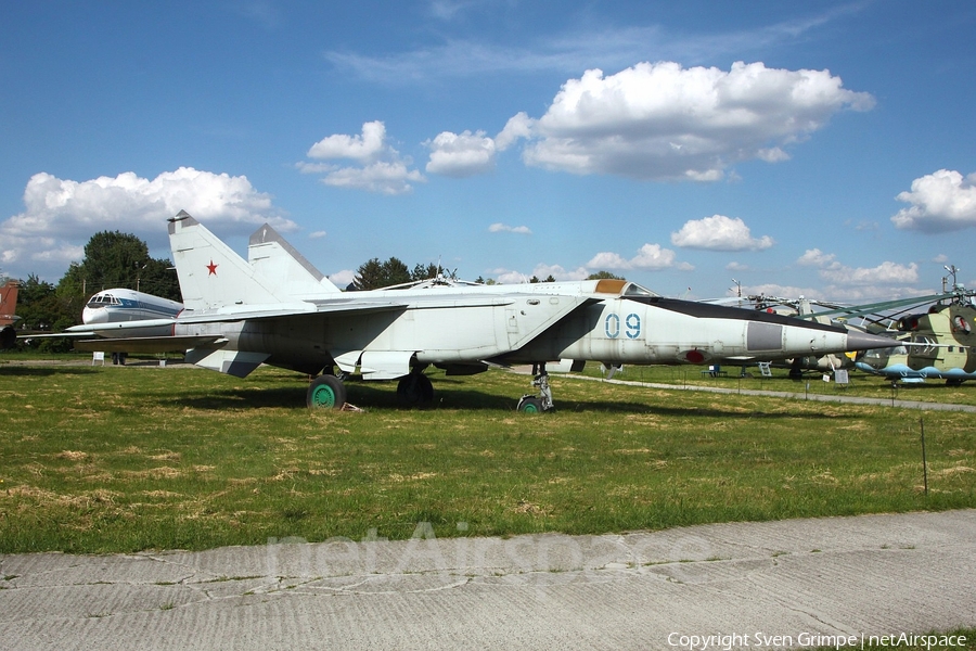 Russian Federation Air Force Mikoyan-Gurevich MiG-25RBT Foxbat-B (09 BLUE) | Photo 247790
