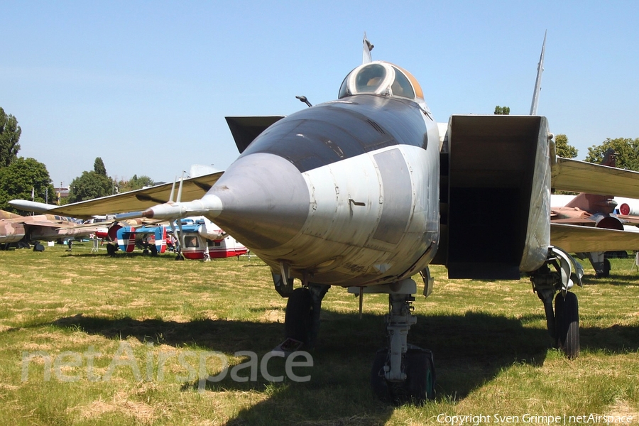 Russian Federation Air Force Mikoyan-Gurevich MiG-25RBT Foxbat-B (09 BLUE) | Photo 248208
