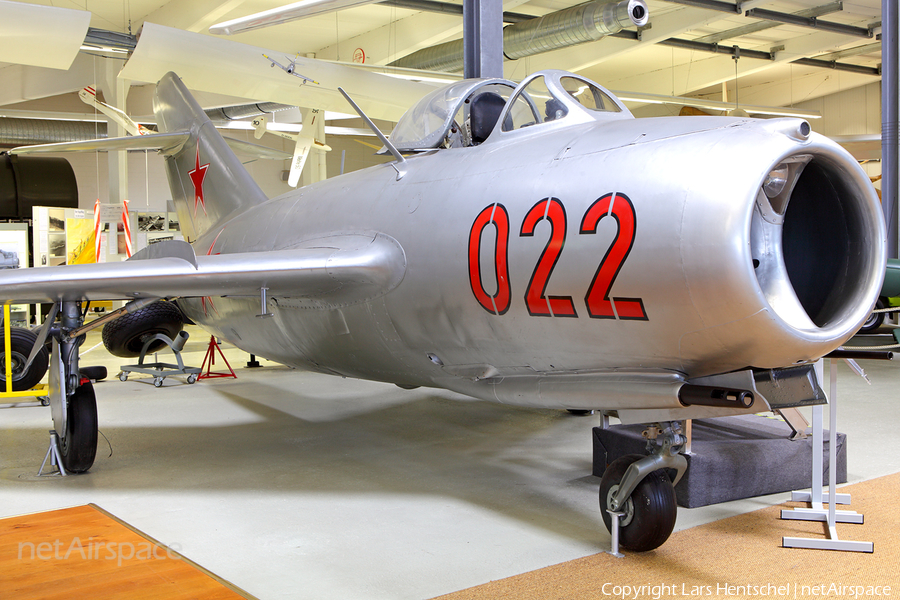 Soviet Union Air Force Mikoyan-Gurevich MiG-15bis Fagot-B (022 RED) | Photo 77640