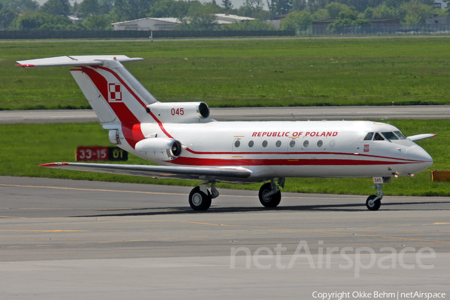 Polish Air Force (Siły Powietrzne) Yakovlev Yak-40 (045) | Photo 181114