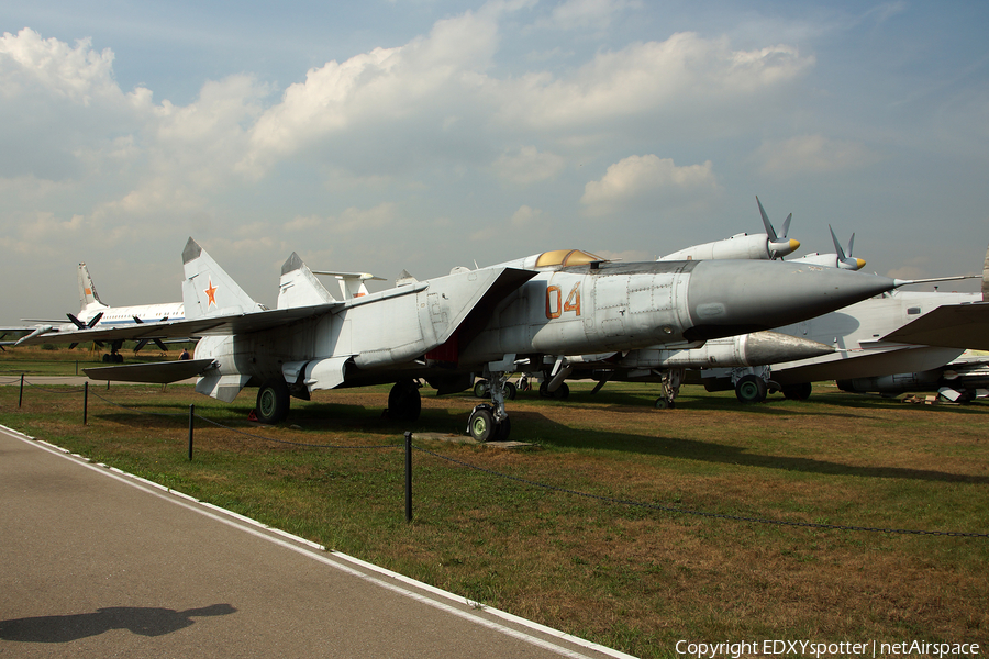 Soviet Union Air Force Mikoyan-Gurevich MiG-25PD Foxbat-F (04 RED) | Photo 345657