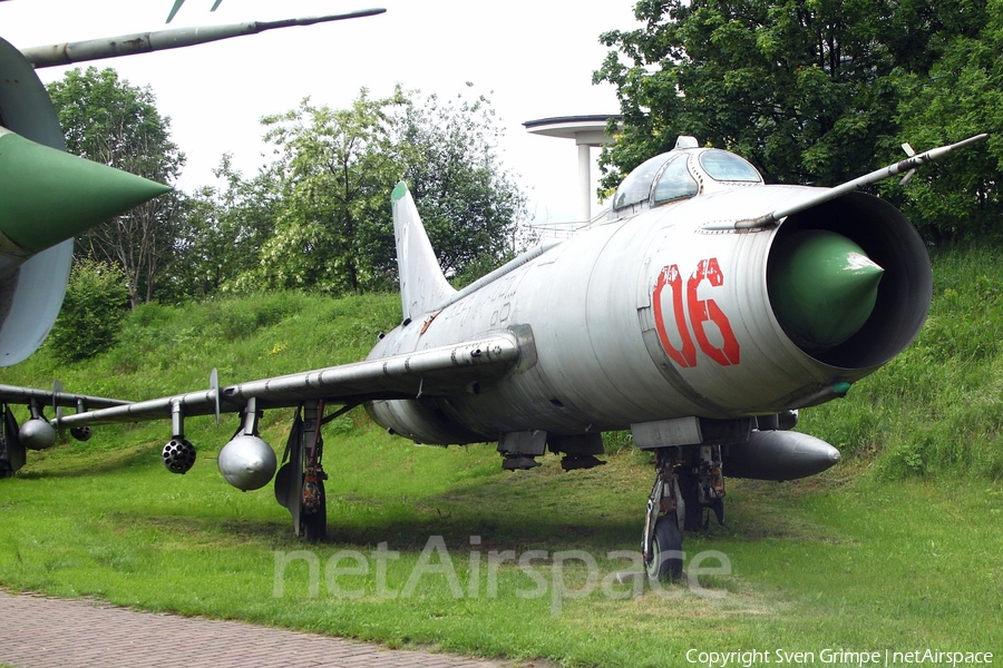 Polish Air Force (Siły Powietrzne) Sukhoi Su-7BM Fitter-A (06) | Photo 330274