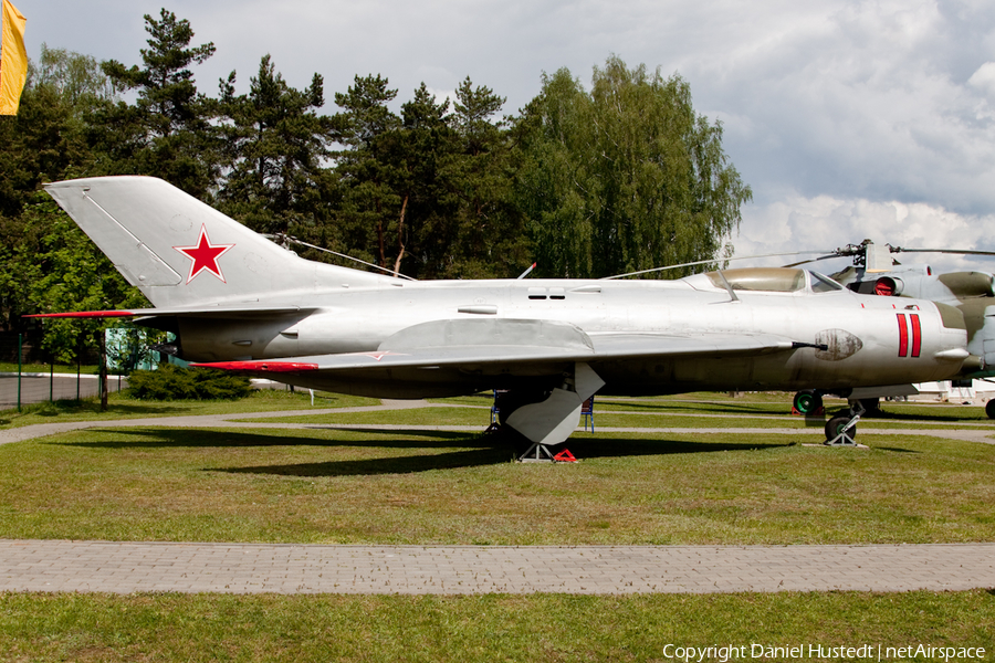 Soviet Union Air Force Mikoyan-Gurevich MiG-19P Farmer-B (11 RED) | Photo 414364