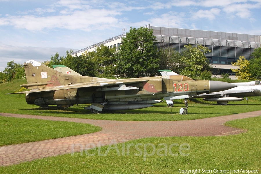 Polish Air Force (Siły Powietrzne) Mikoyan-Gurevich MiG-23MF Flogger-B (120) | Photo 331819