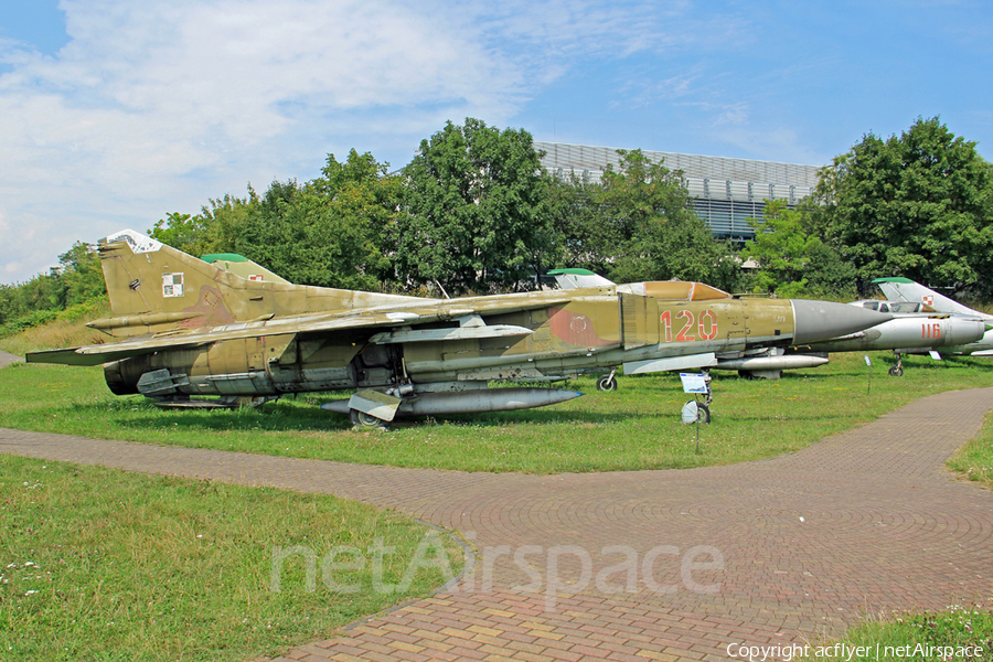 Polish Air Force (Siły Powietrzne) Mikoyan-Gurevich MiG-23MF Flogger-B (120) | Photo 653270