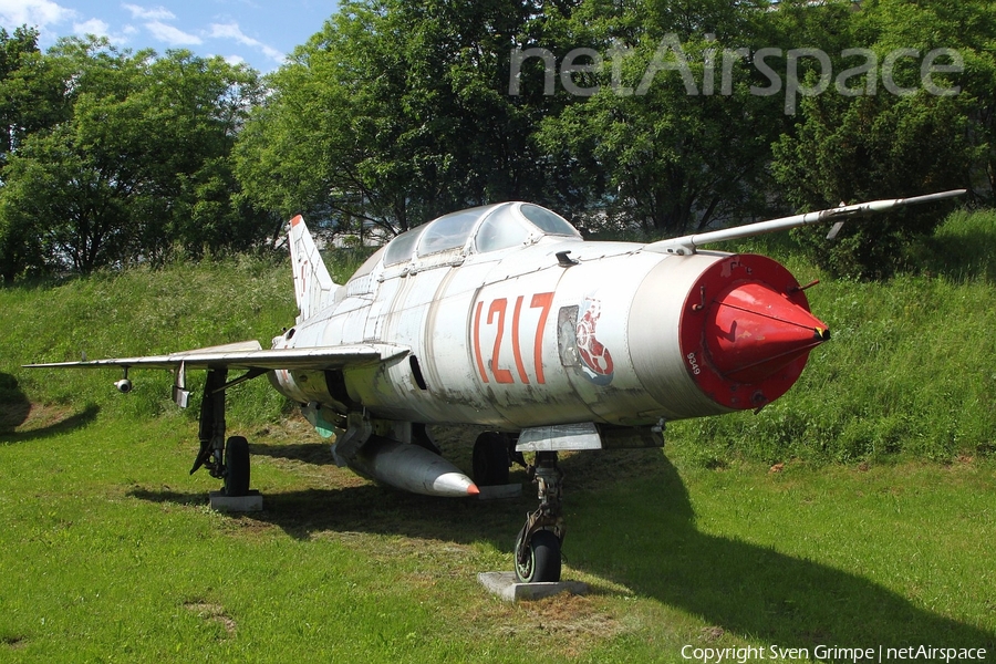 Polish Air Force (Siły Powietrzne) Mikoyan-Gurevich MiG-21U Mongol-A (1217) | Photo 329223