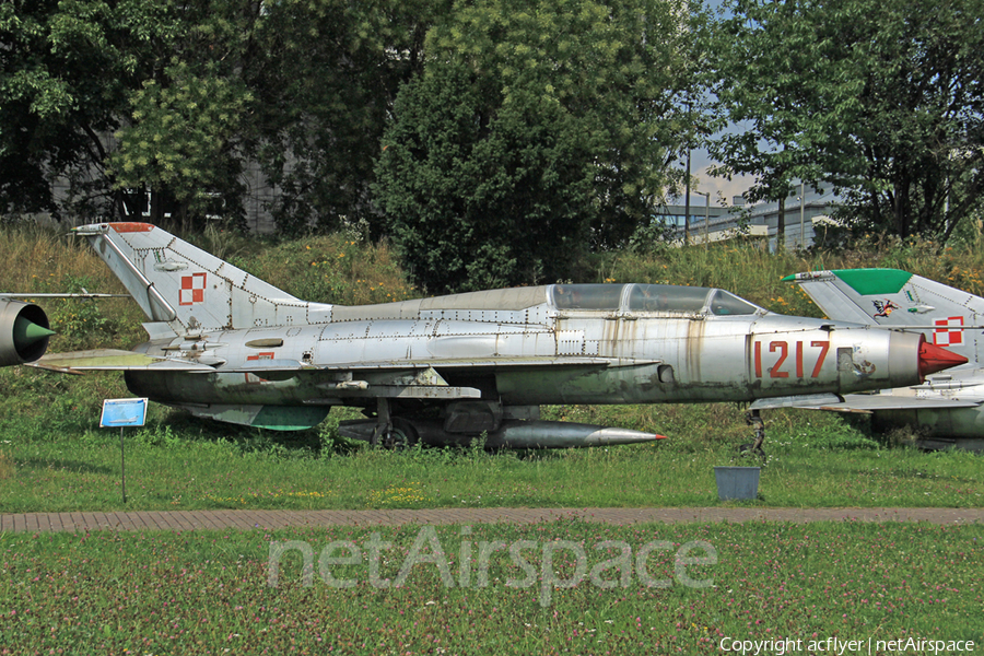 Polish Air Force (Siły Powietrzne) Mikoyan-Gurevich MiG-21U Mongol-A (1217) | Photo 653277