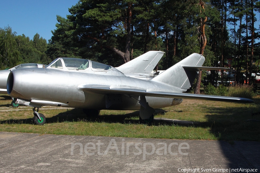 East German Air Force Mikoyan-Gurevich MiG-15UTI Midget (135) | Photo 52586