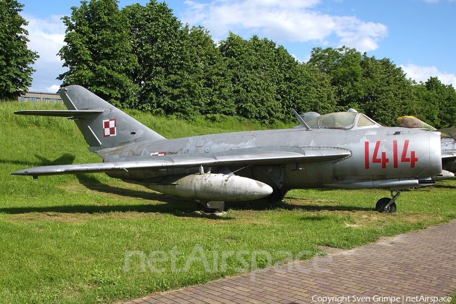 Polish Air Force (Siły Powietrzne) PZL-Mielec Lim-5R (MiG-17R) (1414) | Photo 338774