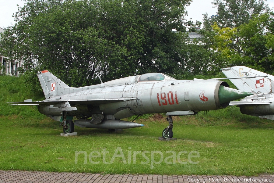 Polish Air Force (Siły Powietrzne) Mikoyan-Gurevich MiG-21PF Fishbed-D (1901) | Photo 341971