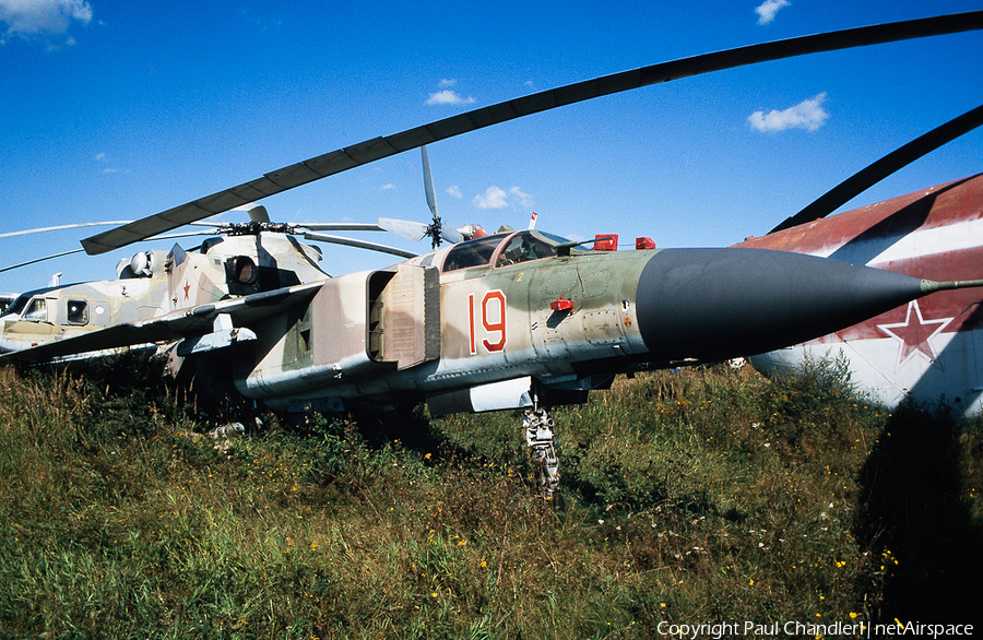 Soviet Union Air Force Mikoyan-Gurevich MiG-23ML Flogger-G (19 RED) | Photo 76373