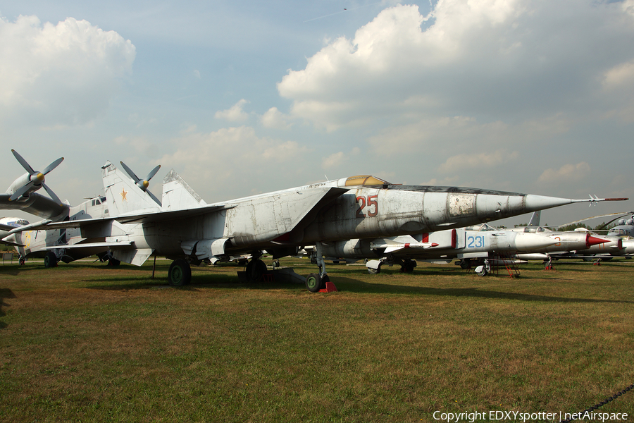 Soviet Union Air Force Mikoyan-Gurevich MiG-25RB Foxbat-B (25 RED) | Photo 345716