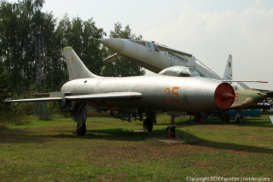 Soviet Union Air Force Sukhoi Su-7B Fitter-A (25 RED) | Photo 345318