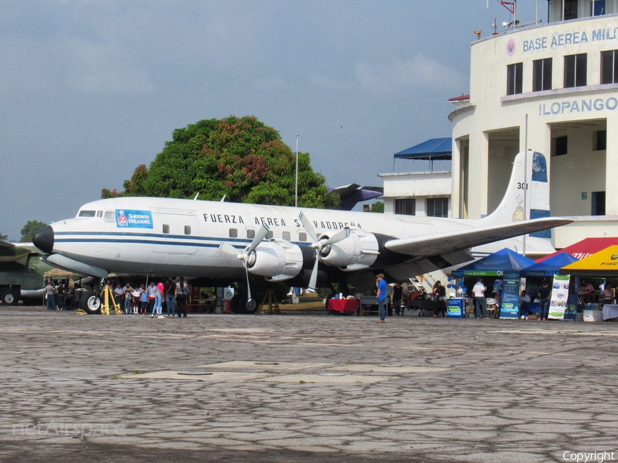 Salvadoran Air Force (Fuerza Aerea Salvadorena) Douglas DC-6BF (301) | Photo 374485