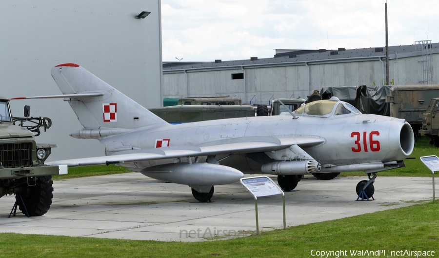 Polish Air Force (Siły Powietrzne) PZL-Mielec Lim-6bis (MiG-17) (316) | Photo 446281