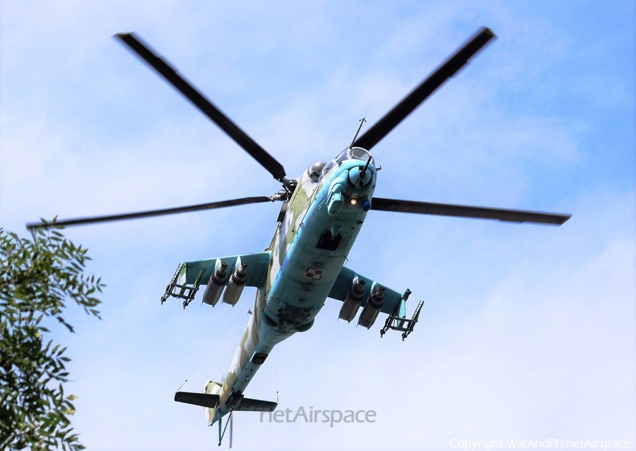 Polish Army (Siły Zbrojne Rzeczypospolitej Polskiej) Mil Mi-24D Hind-D (456) | Photo 442593
