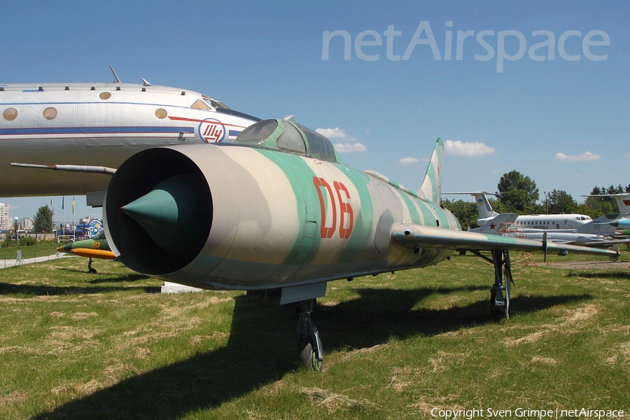 Soviet Union Air Force Sukhoi Su-7B Fitter-A (06 RED) | Photo 247815