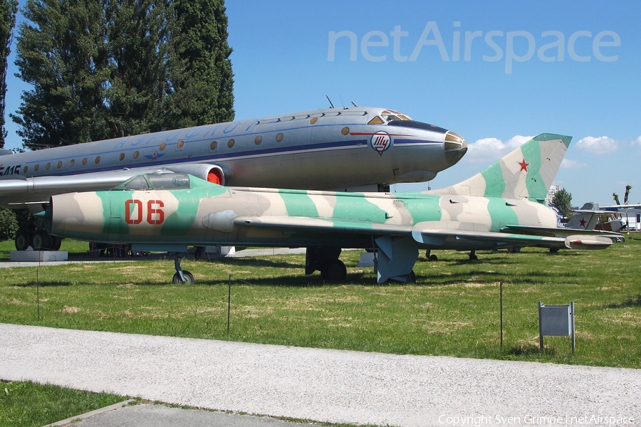 Soviet Union Air Force Sukhoi Su-7B Fitter-A (06 RED) | Photo 248612