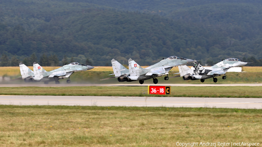 Slovak Air Force Mikoyan-Gurevich MiG-29UBS Fulcrum (5304) | Photo 290396