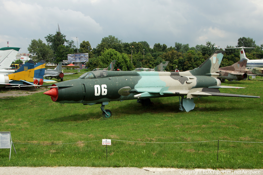 Ukrainian Air Force Sukhoi Su-17M Fitter C (06 WHITE) | Photo 344716