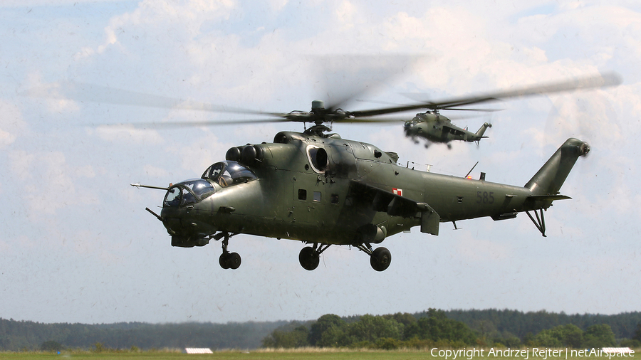 Polish Army (Siły Zbrojne Rzeczypospolitej Polskiej) Mil Mi-24D Hind-D (585) | Photo 328026