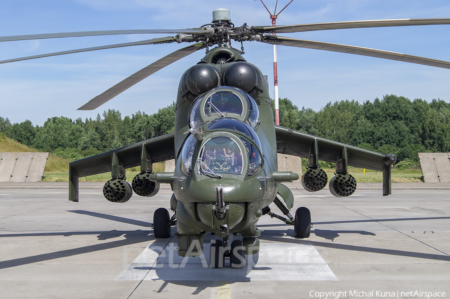 Polish Army (Siły Zbrojne Rzeczypospolitej Polskiej) Mil Mi-24D Hind-D (585) | Photo 299072