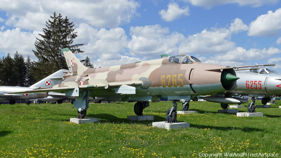 Polish Air Force (Siły Powietrzne) Sukhoi Su-20R Fitter-C (6265) | Photo 492419