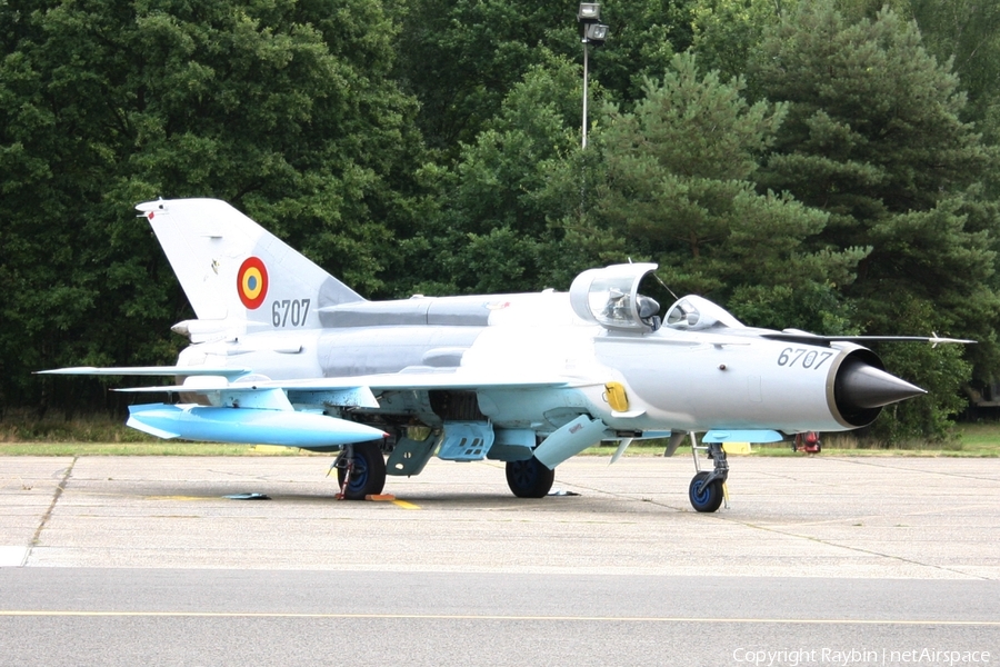 Romanian Air Force (Forțele Aeriene Române) Mikoyan-Gurevich MiG-21MF Fishbed-J (6707) | Photo 553021