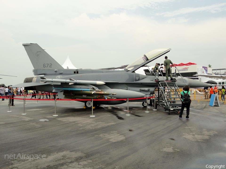 Singapore Air Force General Dynamics F-16D Fighting Falcon (672) | Photo 454123