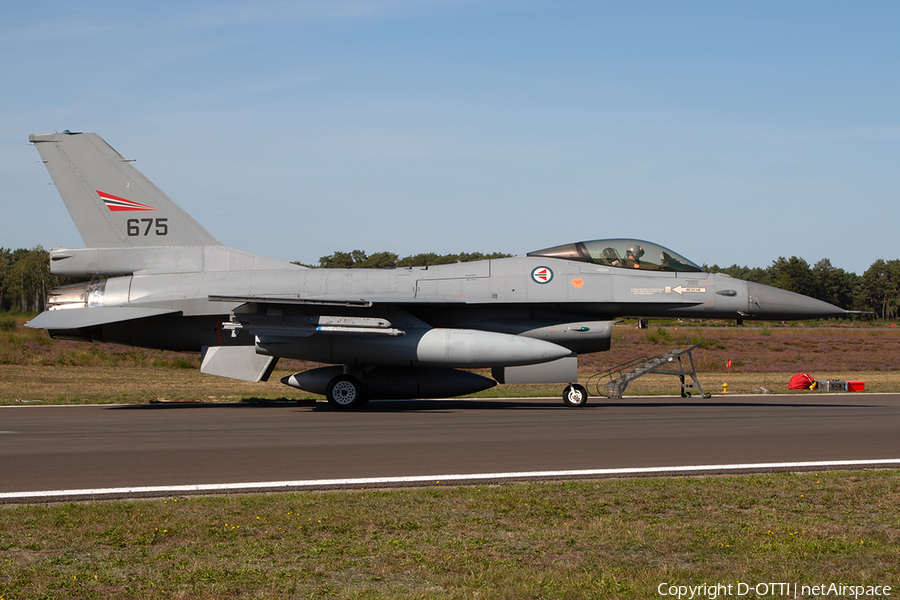 Royal Norwegian Air Force General Dynamics F-16AM Fighting Falcon (675) | Photo 348289