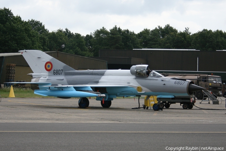 Romanian Air Force (Forțele Aeriene Române) Mikoyan-Gurevich MiG-21MF Fishbed-J (6807) | Photo 553022
