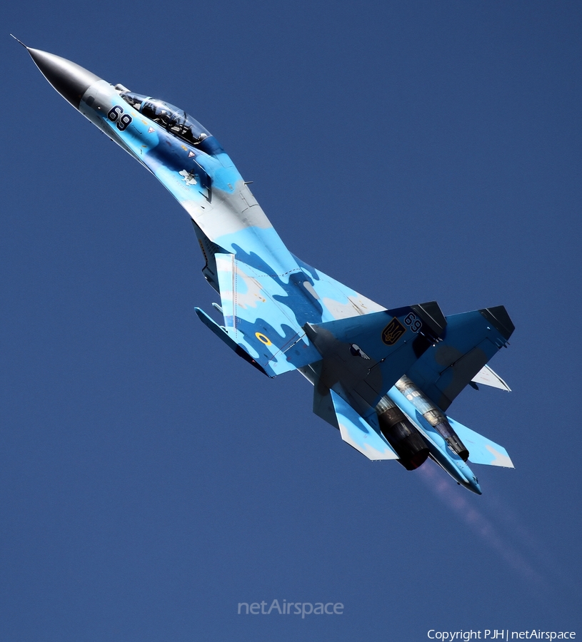 Ukrainian Air Force Sukhoi Su-27UB Flanker C (69 BLUE) | Photo 31568