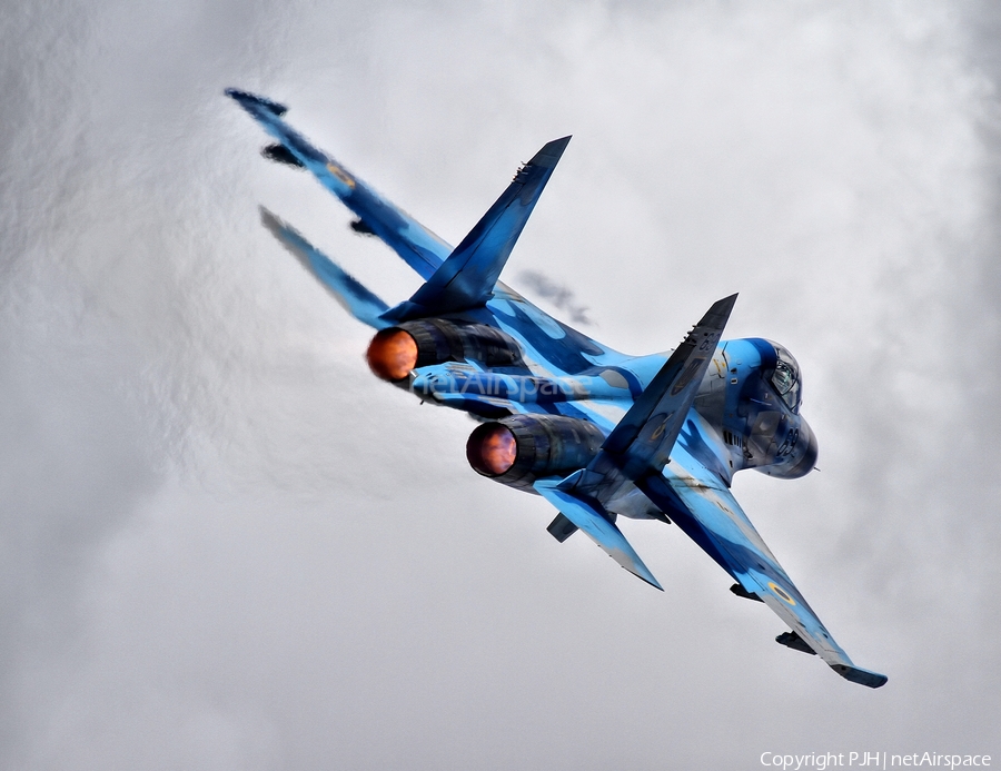 Ukrainian Air Force Sukhoi Su-27UB Flanker C (69 BLUE) | Photo 35116